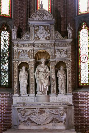 Primary view of Mary Magdalen Altar: Mary Magdalen at center, St. Philip at left, St. Andrew at right